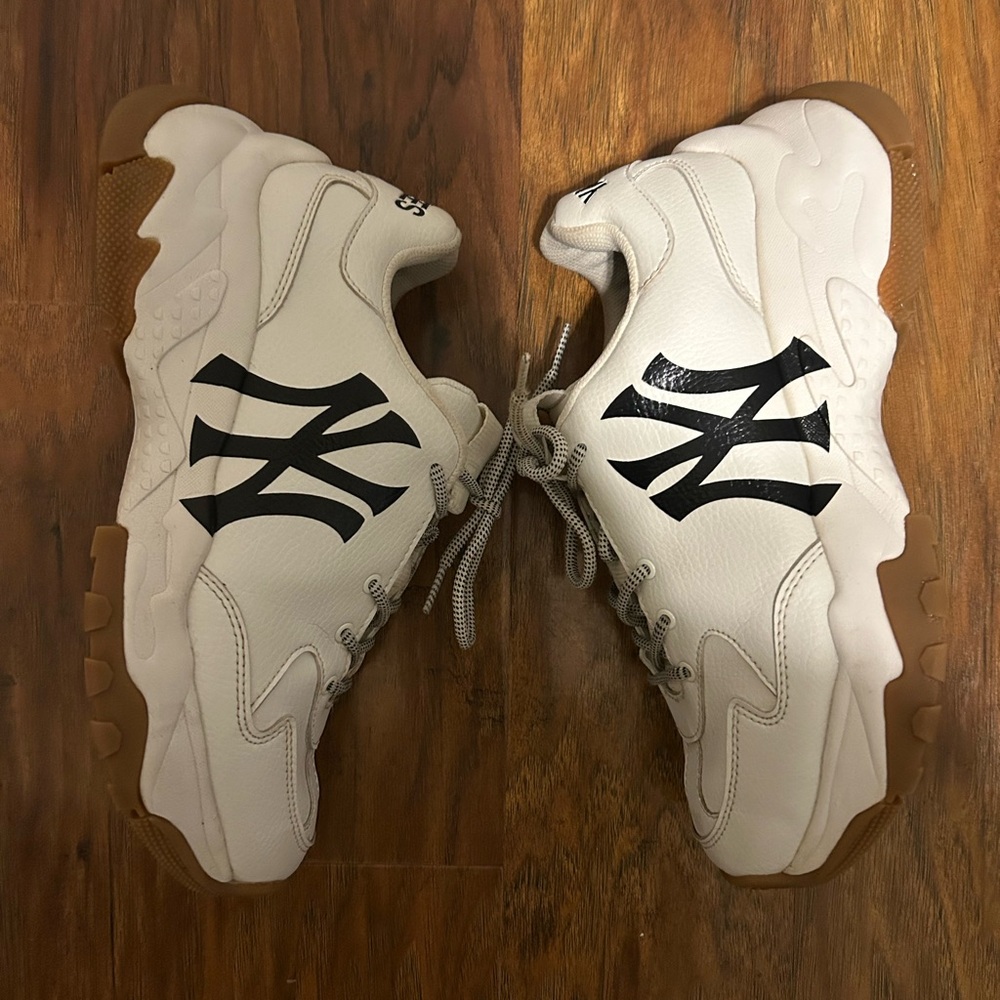 New York Yankees Women’s Size 8 Sneakers With NY Logo Baseball Sports MLB - Picture 3 of 7